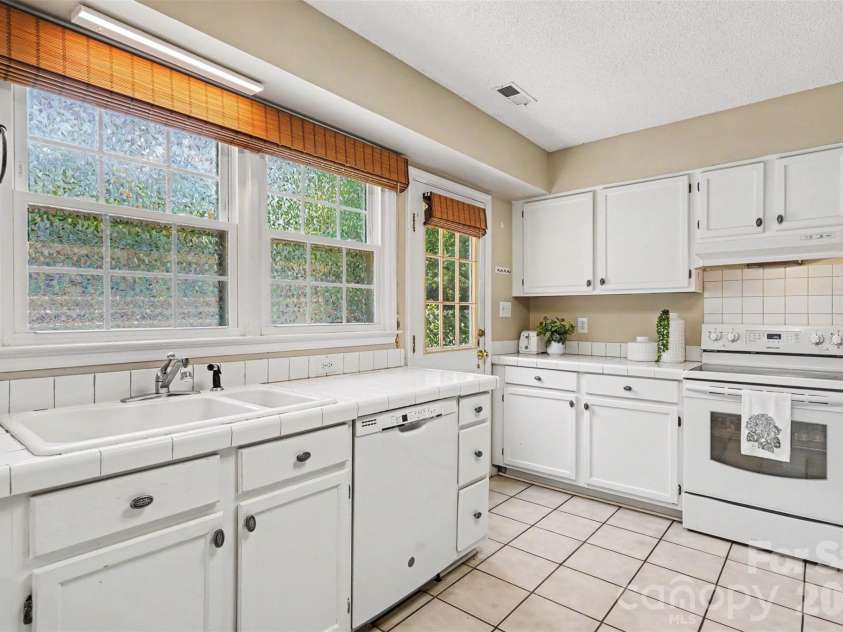 4300 Saxonbury Way, Charlotte, NC 28269.  MLS# CAR4384214, YatesRealty ID 38772. 
