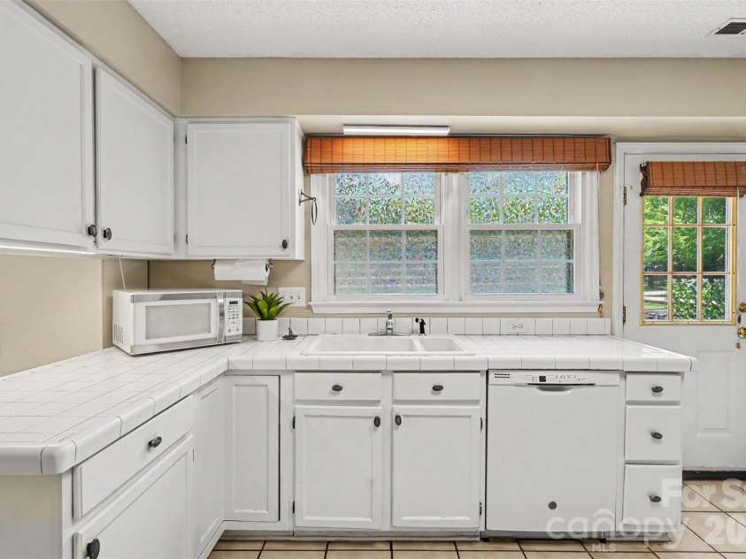 4300 Saxonbury Way, Charlotte, NC 28269.  MLS# CAR4384214, YatesRealty ID 38772. 