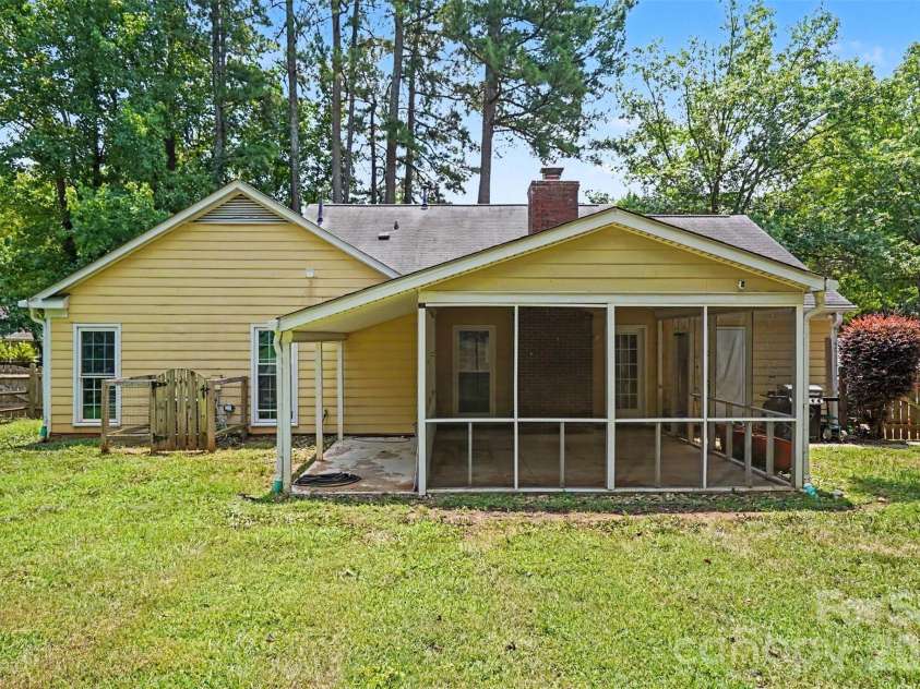 4300 Saxonbury Way, Charlotte, NC 28269.  MLS# CAR4384214, YatesRealty ID 38772. 
