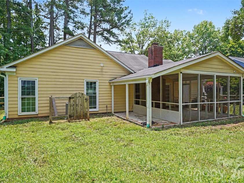 4300 Saxonbury Way, Charlotte, NC 28269.  MLS# CAR4384214, YatesRealty ID 38772. 