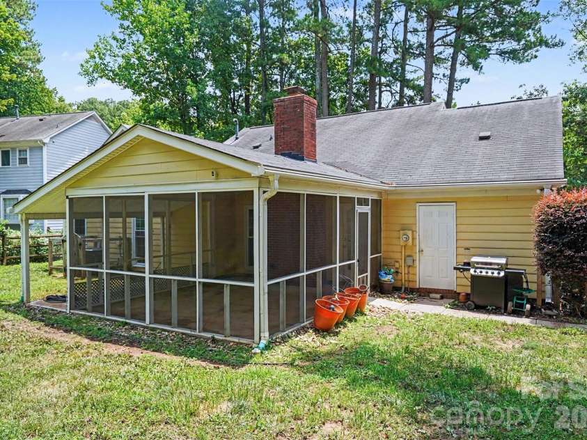 4300 Saxonbury Way, Charlotte, NC 28269.  MLS# CAR4384214, YatesRealty ID 38772. 