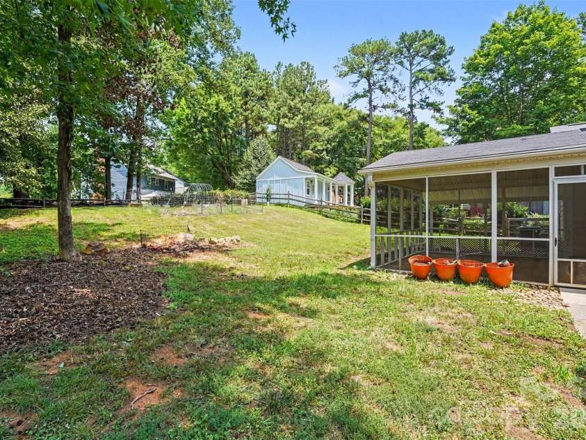 4300 Saxonbury Way, Charlotte, NC 28269.  MLS# CAR4384214, YatesRealty ID 38772. 
