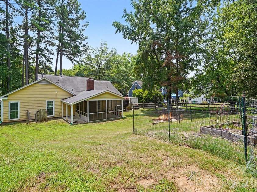 4300 Saxonbury Way, Charlotte, NC 28269.  MLS# CAR4384214, YatesRealty ID 38772. 