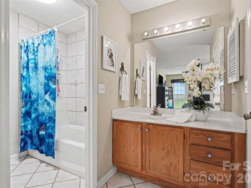 4300 Saxonbury Way, Charlotte, NC 28269.  MLS# CAR4384214, YatesRealty ID 38772. 