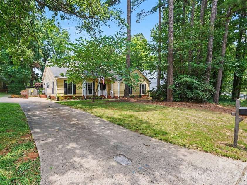 4300 Saxonbury Way, Charlotte, NC 28269.  MLS# CAR4384214, YatesRealty ID 38772. 
