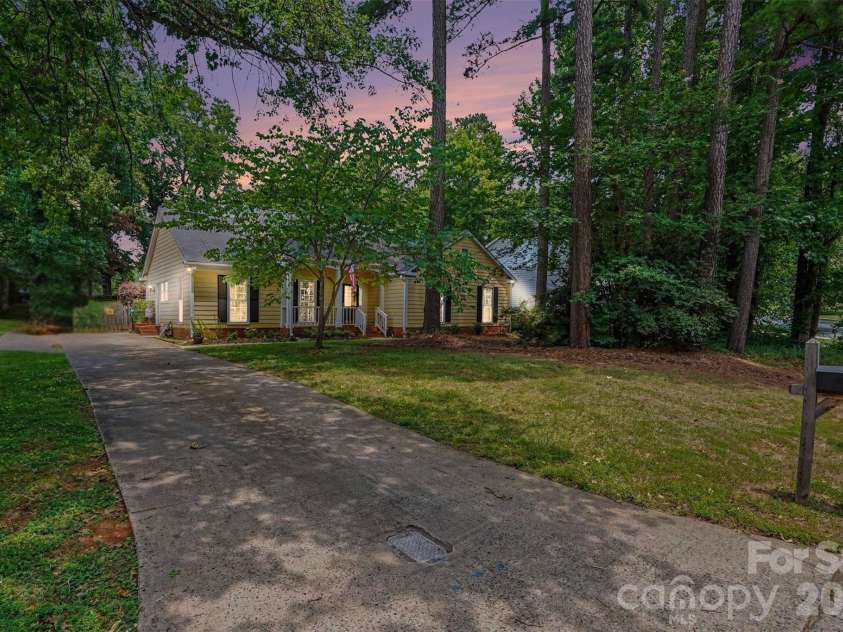 4300 Saxonbury Way, Charlotte, NC 28269.  MLS# CAR4384214, YatesRealty ID 38772. 