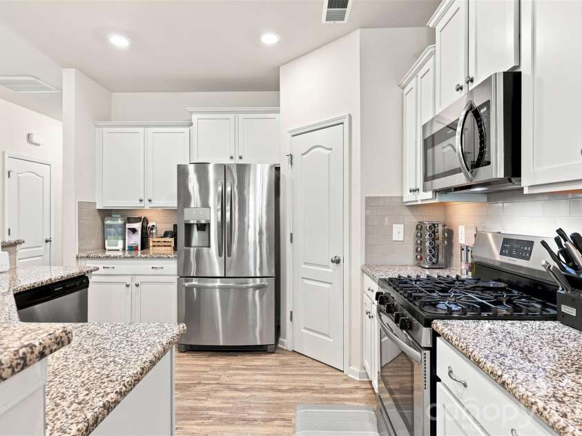 347 Kennebel Place, Fort Mill, SC 29715.  MLS# CAR4402744, YatesRealty ID 38775. Kitchen
