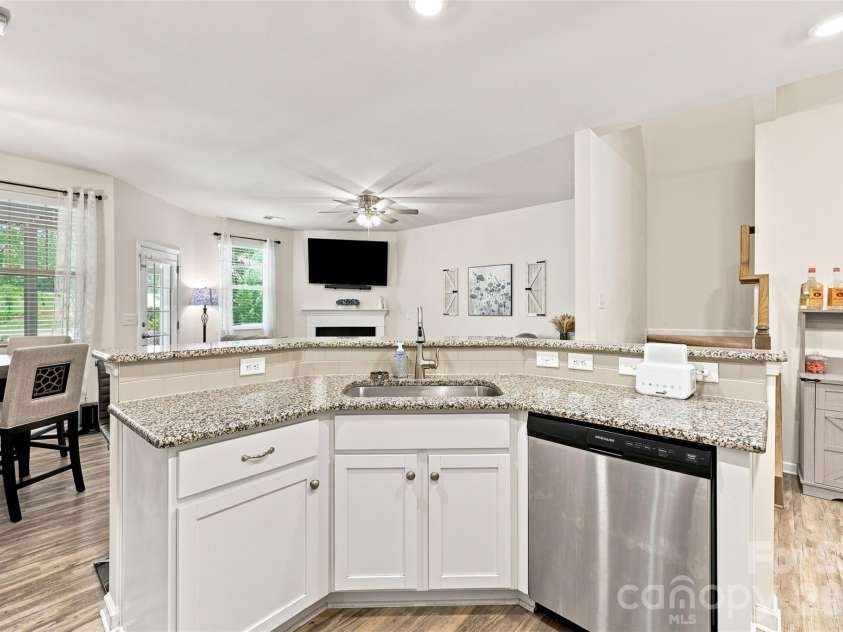 347 Kennebel Place, Fort Mill, SC 29715.  MLS# CAR4402744, YatesRealty ID 38775. Kitchen