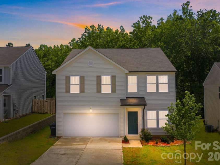 143 Batten Ridge Drive, Statesville, NC 28677.  MLS# CAR4396255, YatesRealty ID 38776. 