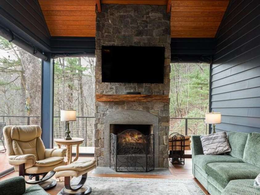 208 Glenroy Court, Flat Rock, NC 28731.  MLS# CAR4402985, YatesRealty ID 3878. 