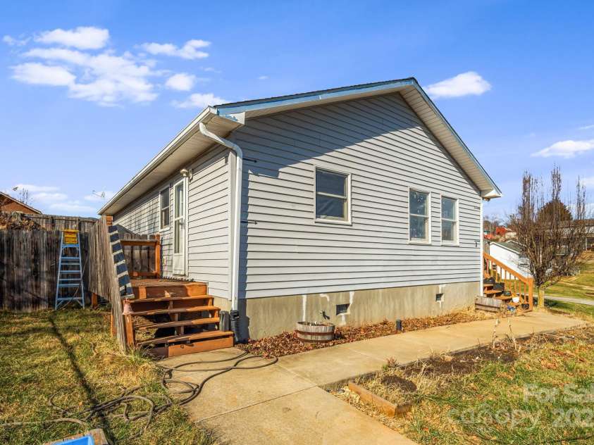 3 Elizabeth Street, Canton, NC 28716.  MLS# CAR4332078, YatesRealty ID 3878. 