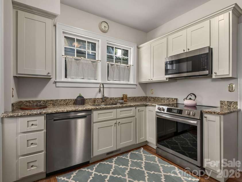17 Melrose Avenue, Asheville, NC 28804.  MLS# CAR4405153, YatesRealty ID 38780. 