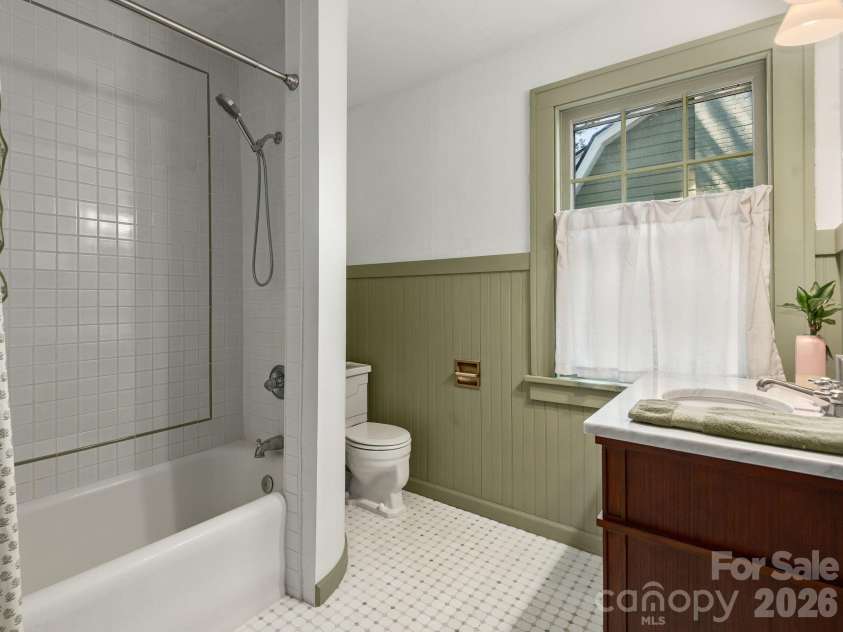 17 Melrose Avenue, Asheville, NC 28804.  MLS# CAR4405153, YatesRealty ID 38780. 