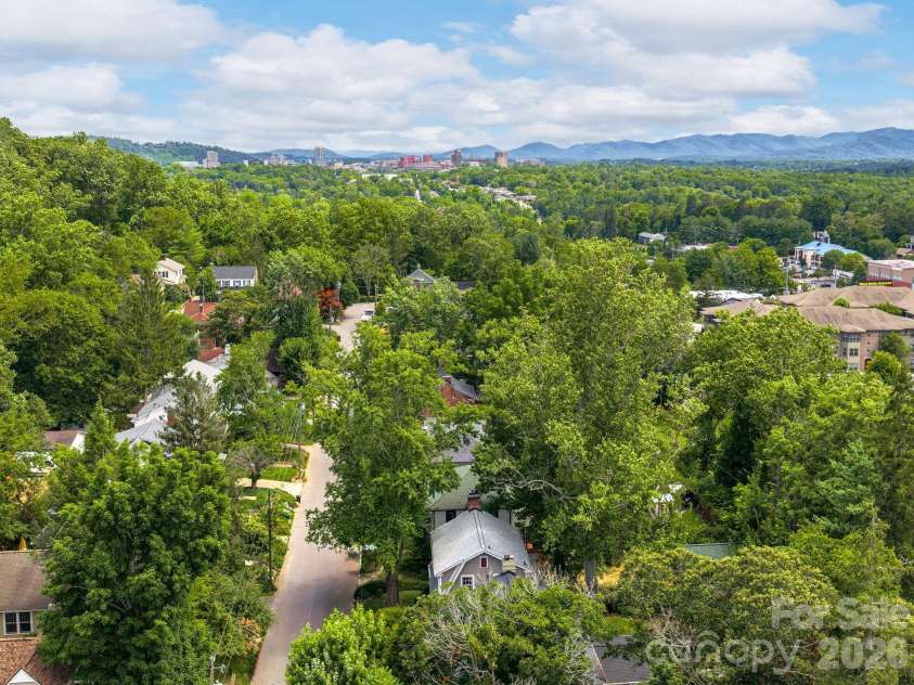 17 Melrose Avenue, Asheville, NC 28804.  MLS# CAR4405153, YatesRealty ID 38780. 