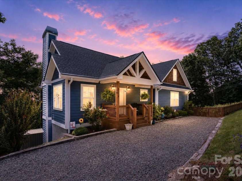 204 Mostert Drive, Asheville, NC 28804.  MLS# CAR4401439, YatesRealty ID 38784. 
