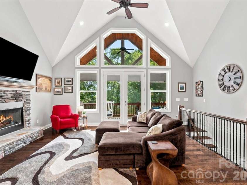 204 Mostert Drive, Asheville, NC 28804.  MLS# CAR4401439, YatesRealty ID 38784. 