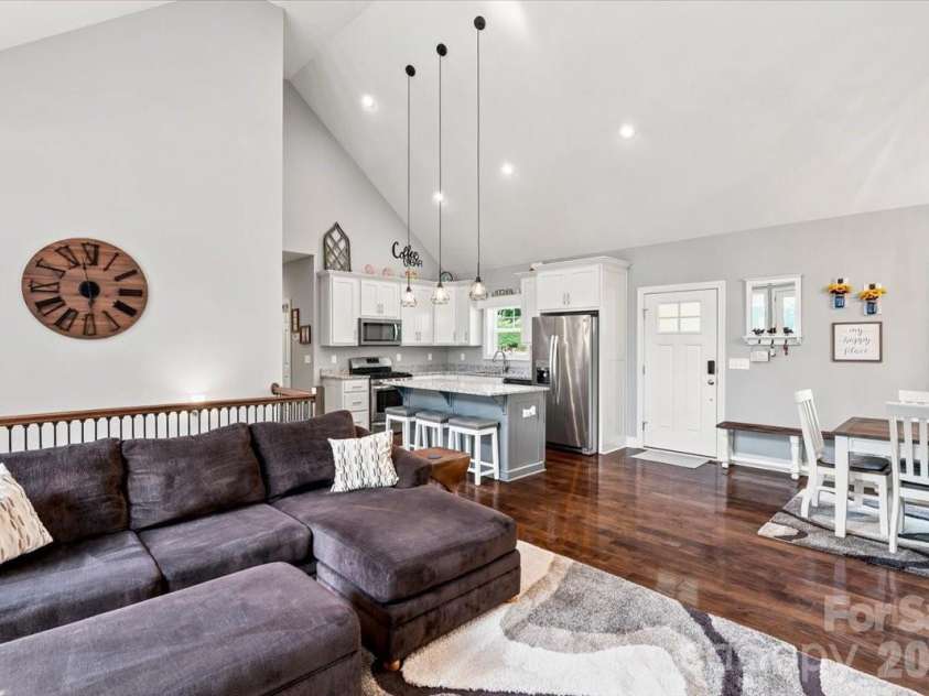 204 Mostert Drive, Asheville, NC 28804.  MLS# CAR4401439, YatesRealty ID 38784. 