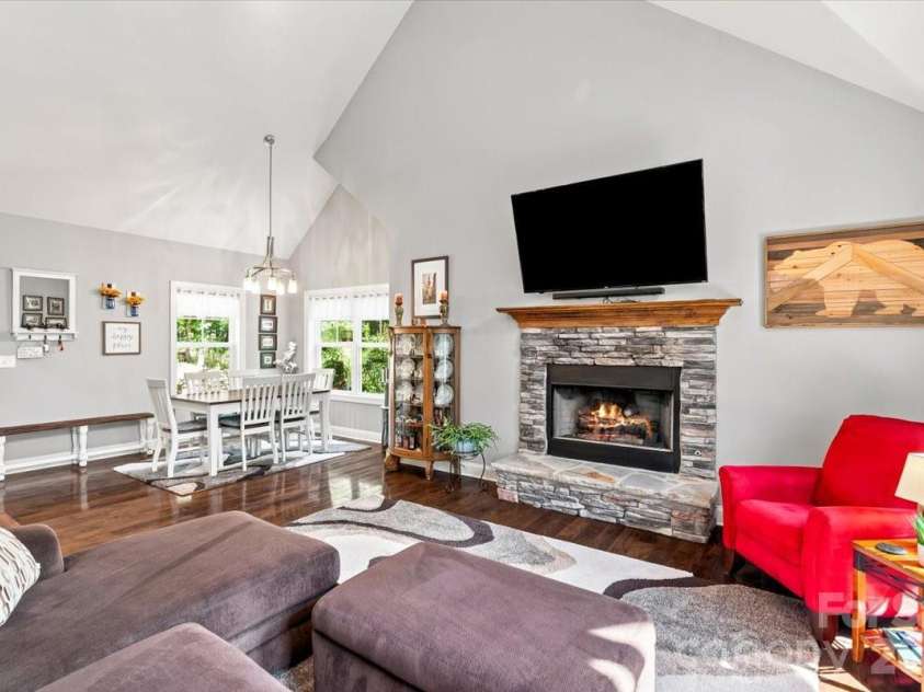 204 Mostert Drive, Asheville, NC 28804.  MLS# CAR4401439, YatesRealty ID 38784. 