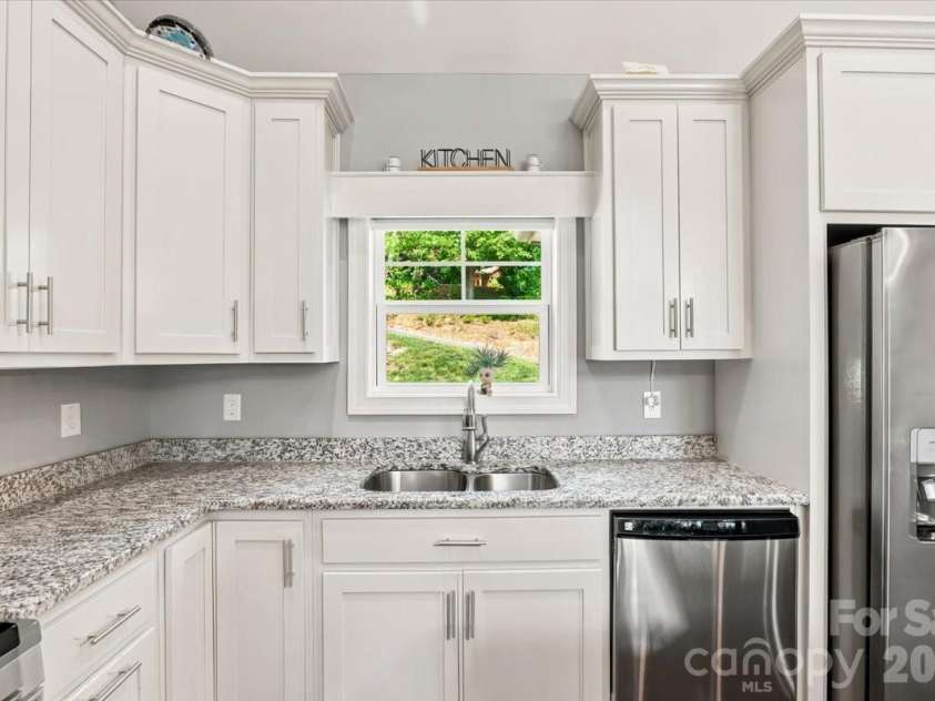204 Mostert Drive, Asheville, NC 28804.  MLS# CAR4401439, YatesRealty ID 38784. 