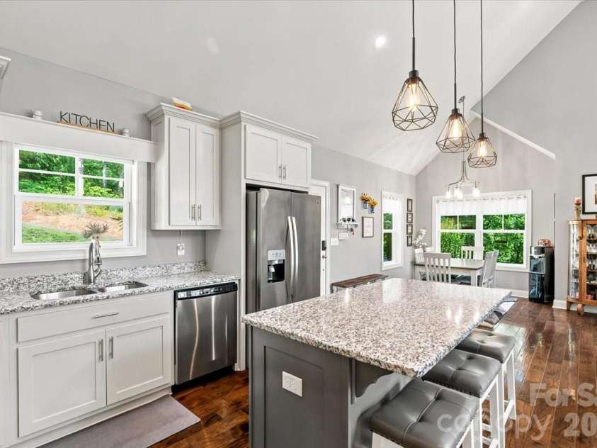 204 Mostert Drive, Asheville, NC 28804.  MLS# CAR4401439, YatesRealty ID 38784. 