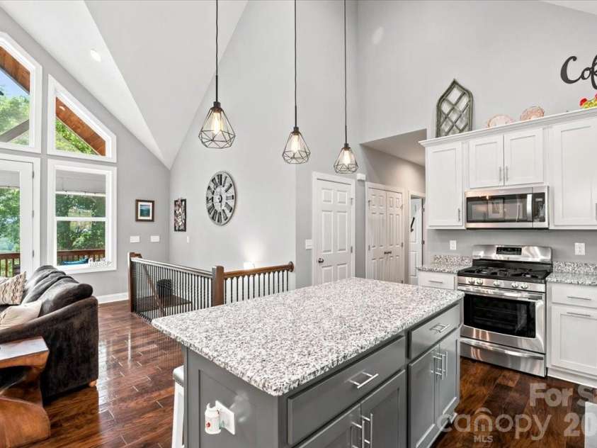 204 Mostert Drive, Asheville, NC 28804.  MLS# CAR4401439, YatesRealty ID 38784. 