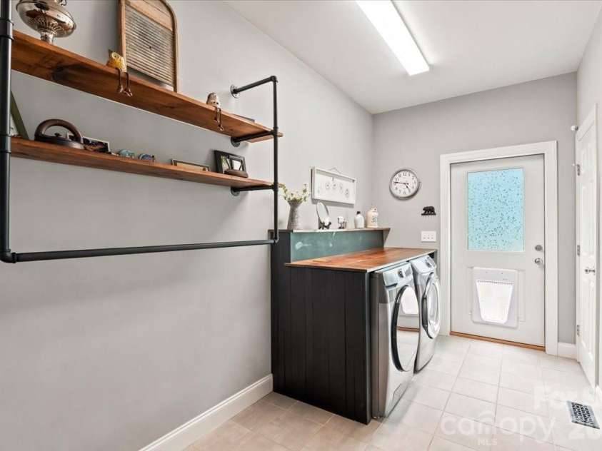 204 Mostert Drive, Asheville, NC 28804.  MLS# CAR4401439, YatesRealty ID 38784. 