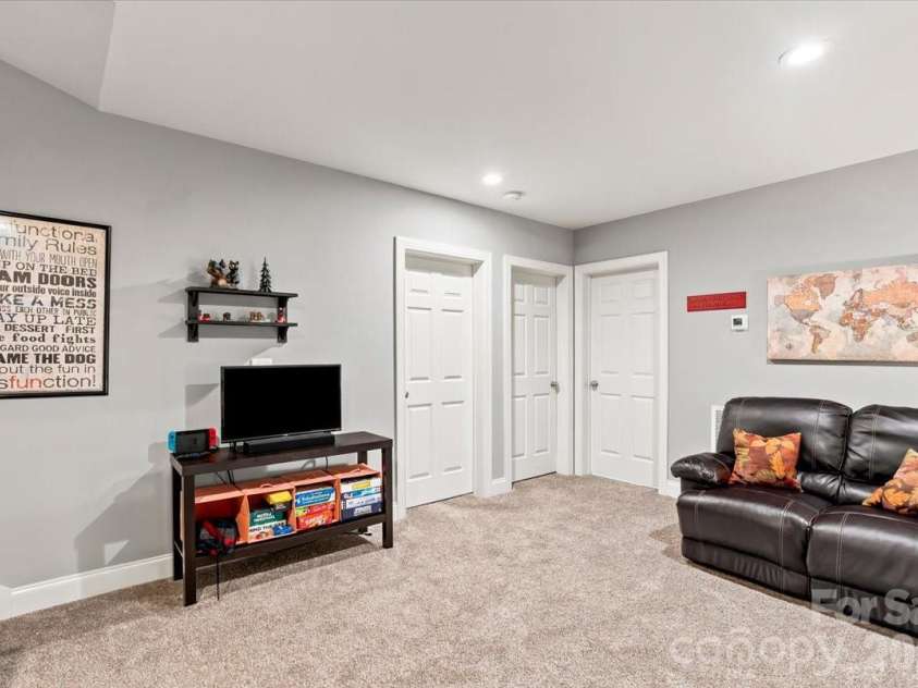 204 Mostert Drive, Asheville, NC 28804.  MLS# CAR4401439, YatesRealty ID 38784. 