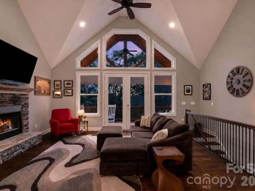 204 Mostert Drive, Asheville, NC 28804.  MLS# CAR4401439, YatesRealty ID 38784. 