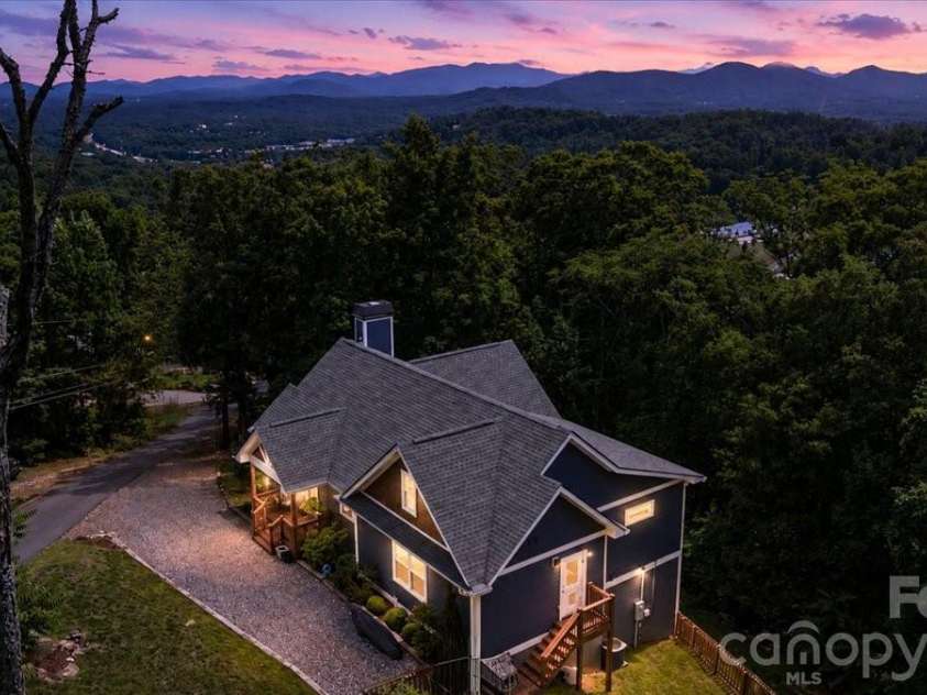 204 Mostert Drive, Asheville, NC 28804.  MLS# CAR4401439, YatesRealty ID 38784. 