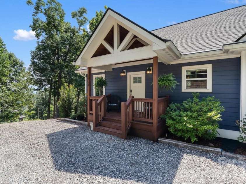 204 Mostert Drive, Asheville, NC 28804.  MLS# CAR4401439, YatesRealty ID 38784. 
