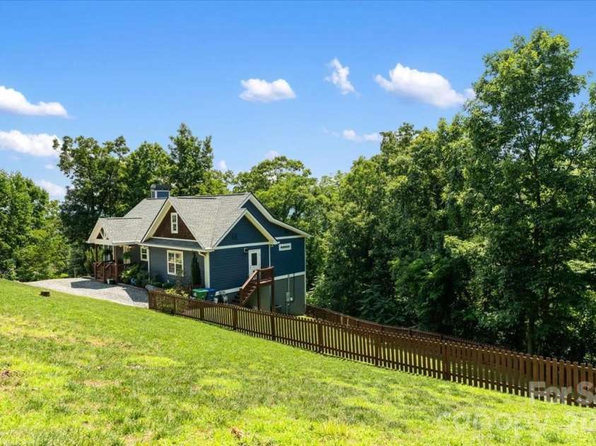 204 Mostert Drive, Asheville, NC 28804.  MLS# CAR4401439, YatesRealty ID 38784. 