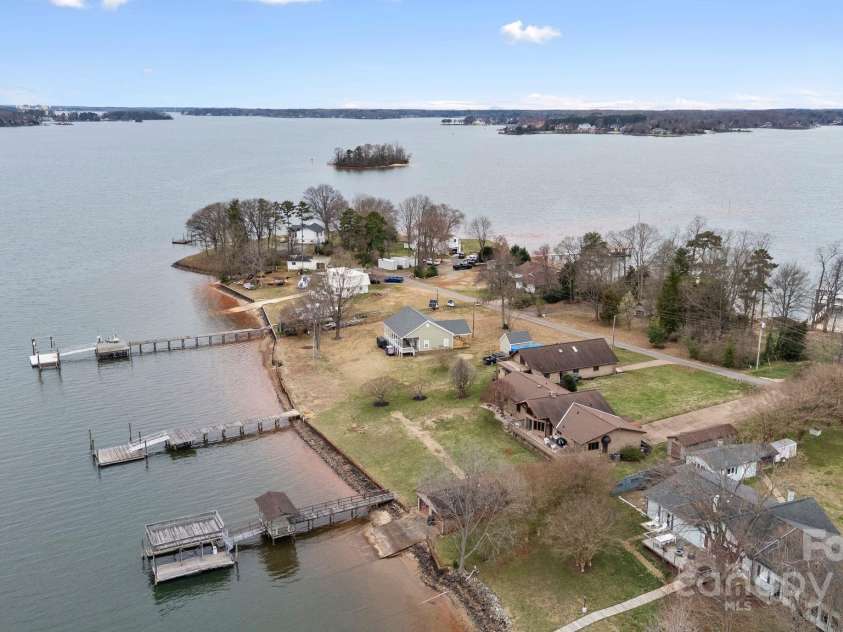 167 Points End Drive, Mooresville, NC 28117.  MLS# CAR4230820, YatesRealty ID 3879. 
