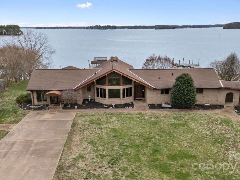 167 Points End Drive, Mooresville, NC 28117.  MLS# CAR4230820, YatesRealty ID 3879. 