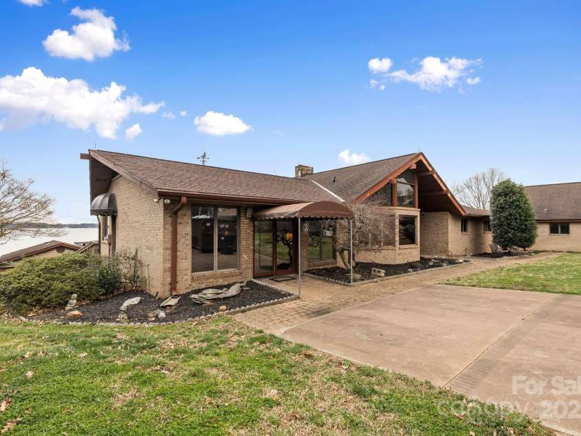 167 Points End Drive, Mooresville, NC 28117.  MLS# CAR4230820, YatesRealty ID 3879. 