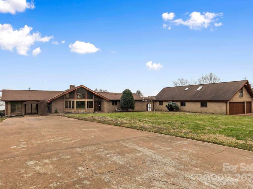 167 Points End Drive, Mooresville, NC 28117.  MLS# CAR4230820, YatesRealty ID 3879. 