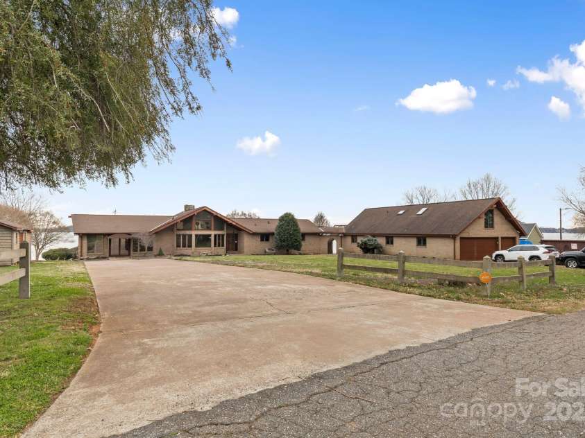 167 Points End Drive, Mooresville, NC 28117.  MLS# CAR4230820, YatesRealty ID 3879. 