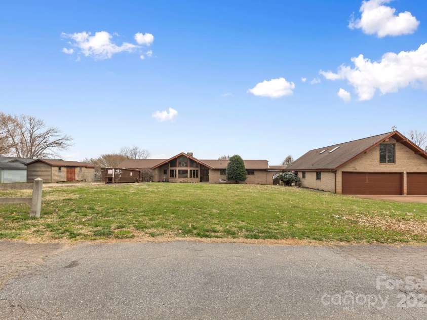 167 Points End Drive, Mooresville, NC 28117.  MLS# CAR4230820, YatesRealty ID 3879. 