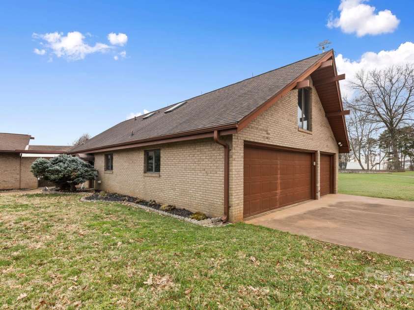 167 Points End Drive, Mooresville, NC 28117.  MLS# CAR4230820, YatesRealty ID 3879. Side view of 6 car garage with apartment above