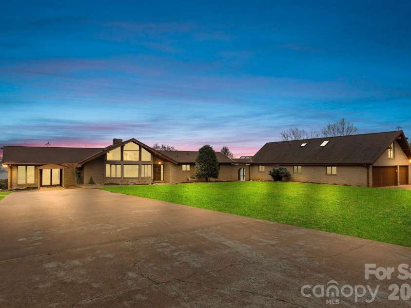 167 Points End Drive, Mooresville, NC 28117.  MLS# CAR4335277, YatesRealty ID 3879. 