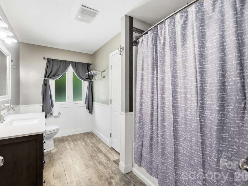 1031 Woodlake Lane, Tega Cay, SC 29708.  MLS# CAR4403706, YatesRealty ID 38797. Full bath