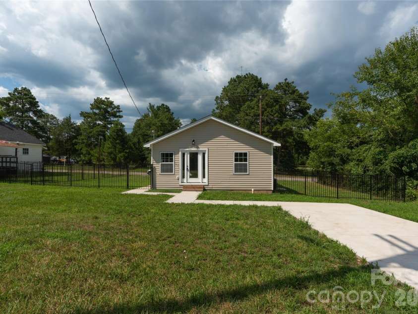 724 Webber Avenue, Chester, SC 29706.  MLS# CAR4401640, YatesRealty ID 38799. 