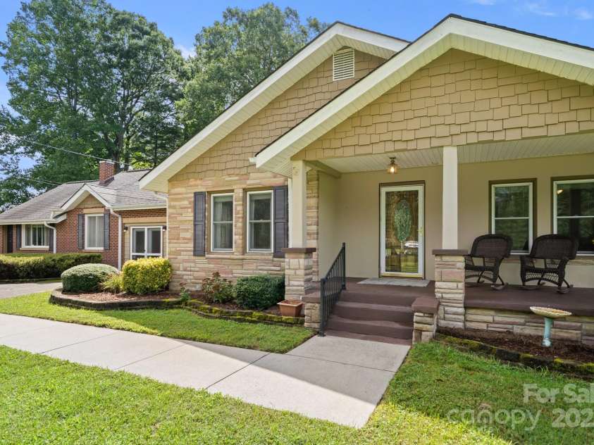 429 Brooklyn Avenue, Hendersonville, NC 28792.  MLS# CAR4289164, YatesRealty ID 3880. 