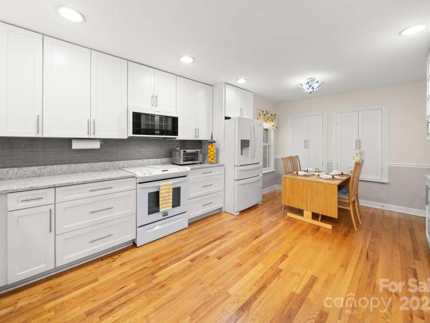 429 Brooklyn Avenue, Hendersonville, NC 28792.  MLS# CAR4289164, YatesRealty ID 3880. 