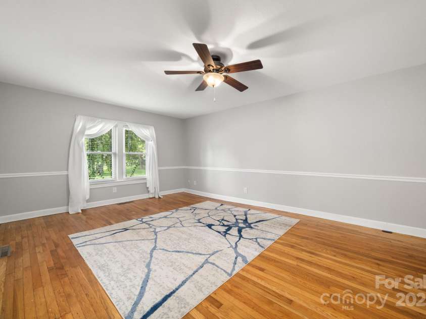 429 Brooklyn Avenue, Hendersonville, NC 28792.  MLS# CAR4289164, YatesRealty ID 3880. 