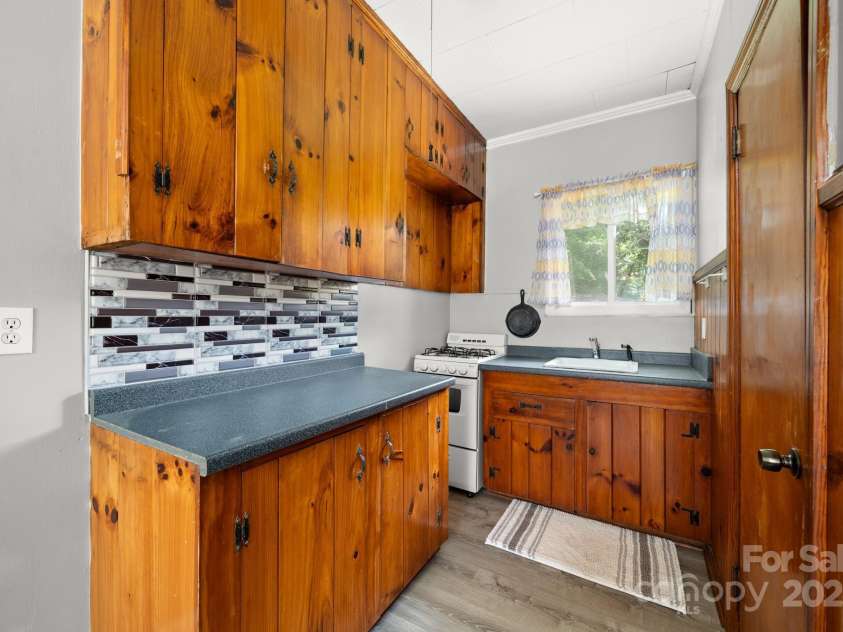 429 Brooklyn Avenue, Hendersonville, NC 28792.  MLS# CAR4289164, YatesRealty ID 3880. 