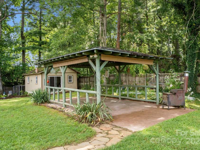 429 Brooklyn Avenue, Hendersonville, NC 28792.  MLS# CAR4289164, YatesRealty ID 3880. 