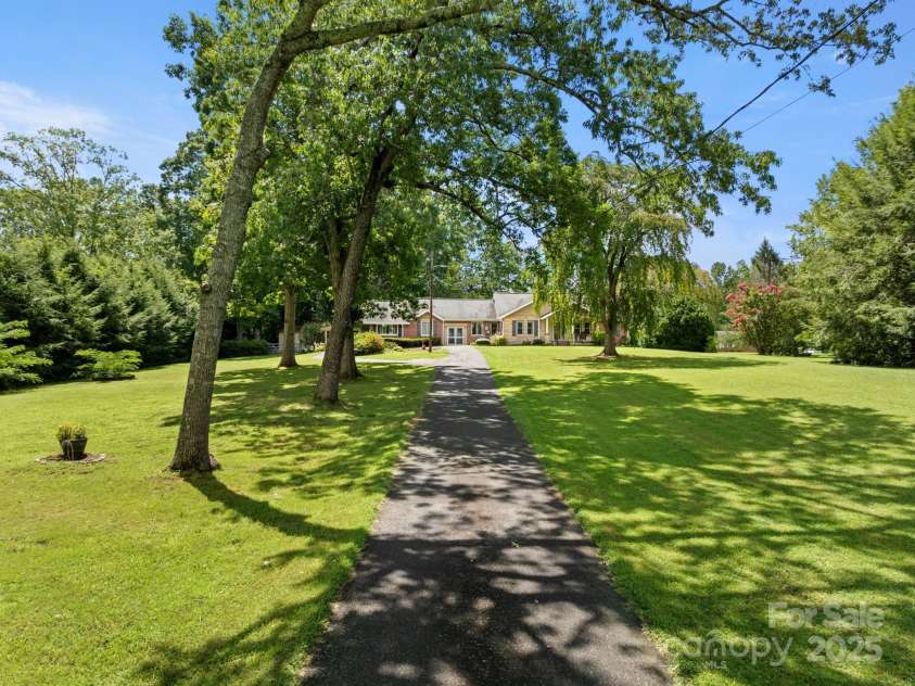 429 Brooklyn Avenue, Hendersonville, NC 28792.  MLS# CAR4289164, YatesRealty ID 3880. Beautiful drive into the home