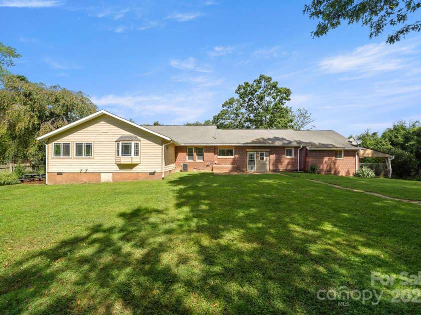 429 Brooklyn Avenue, Hendersonville, NC 28792.  MLS# CAR4289164, YatesRealty ID 3880. Fenced in backyard!