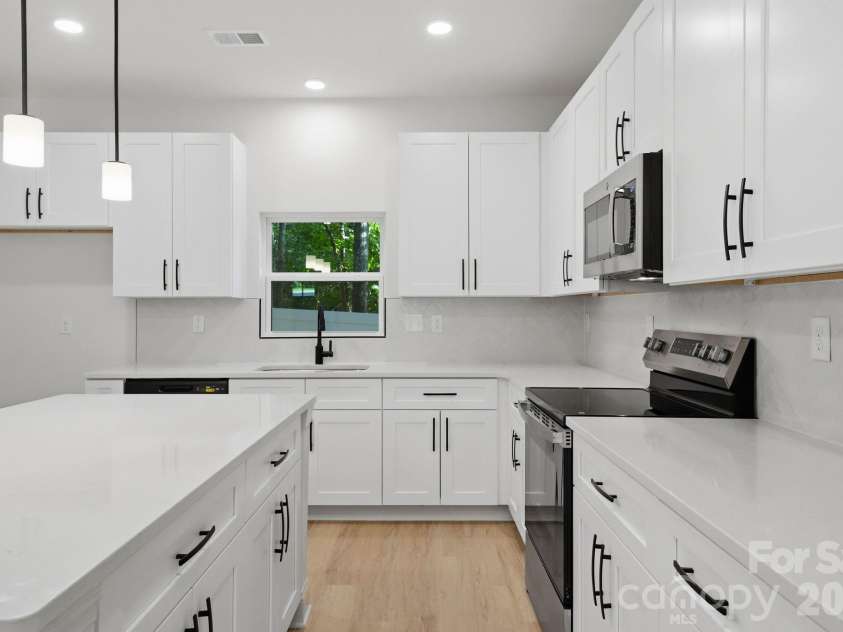 2829 Overlook Trail, Charlotte, NC 28212.  MLS# CAR4387645, YatesRealty ID 38802. 
