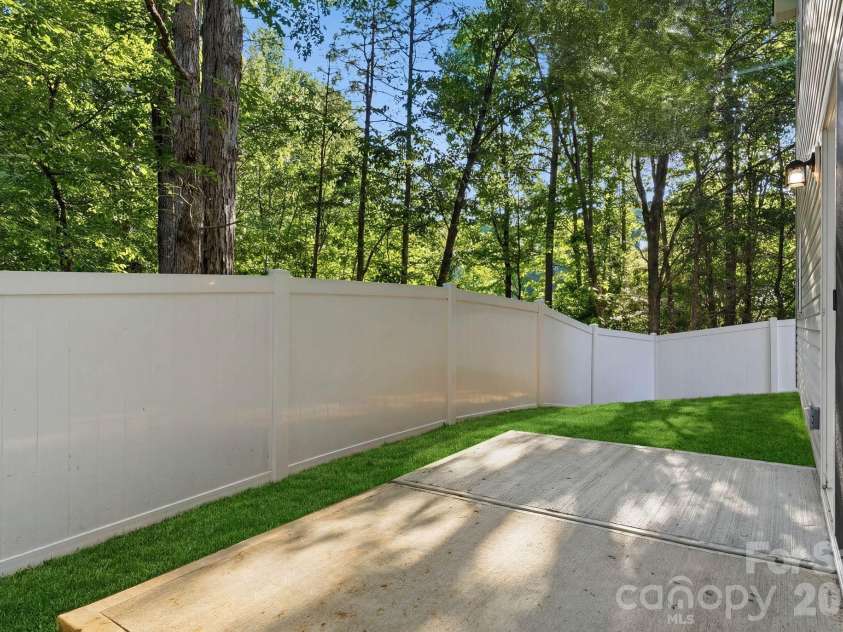 2829 Overlook Trail, Charlotte, NC 28212.  MLS# CAR4387645, YatesRealty ID 38802. Back Patio & Fenced Backyard